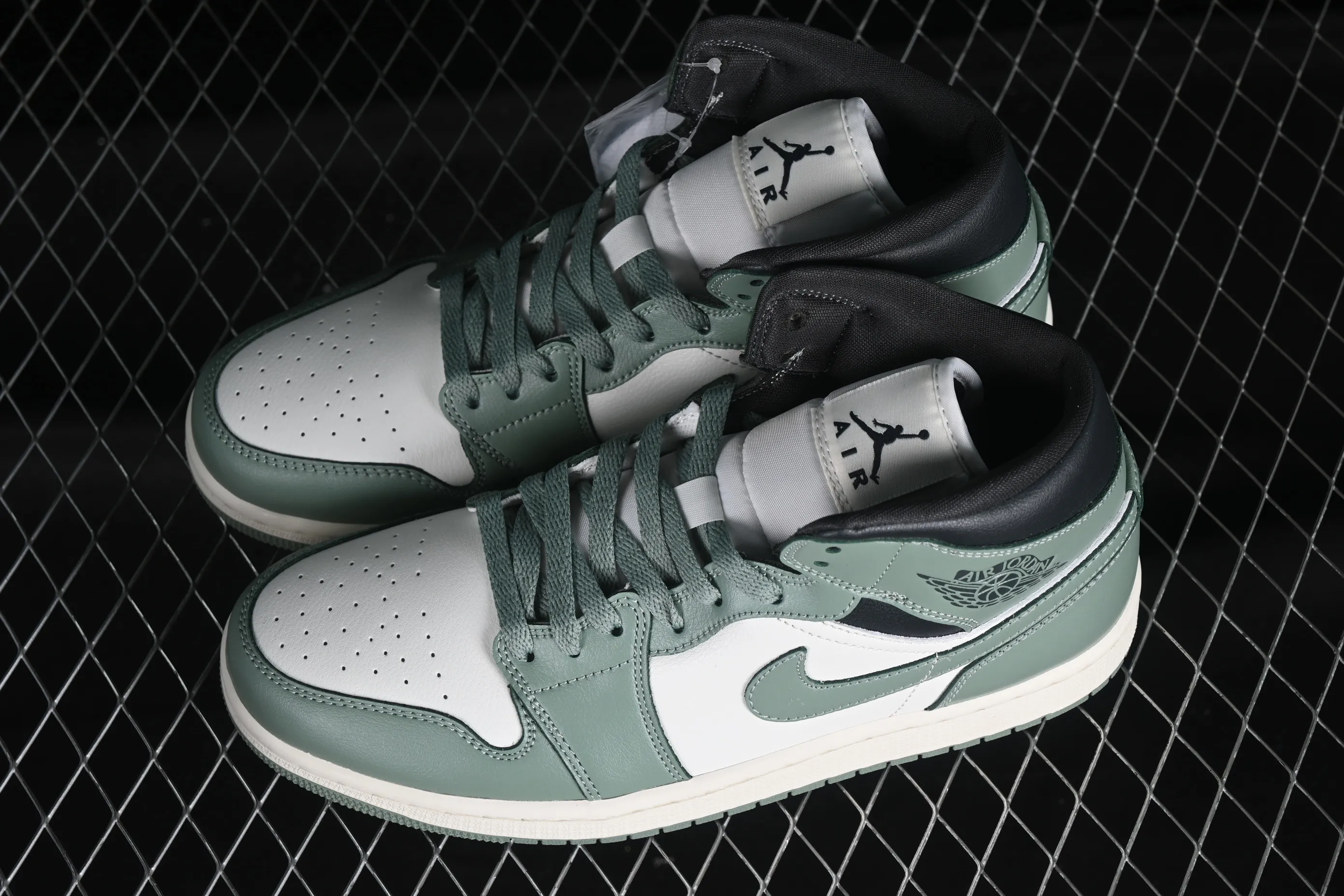 All categories Air Jordan Jordan series basketball shoes Air Jordan 1 Mid Air Jordan 1 Mid AJ1 Joe 1 fresh warm green Zhongbang basketball shoes BQ6472-130